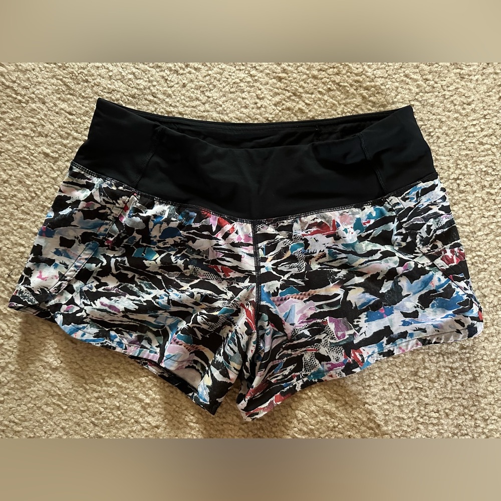 Lululemon hotty hot mid rise lined shorts. 4 inch size 6.
Great condition.